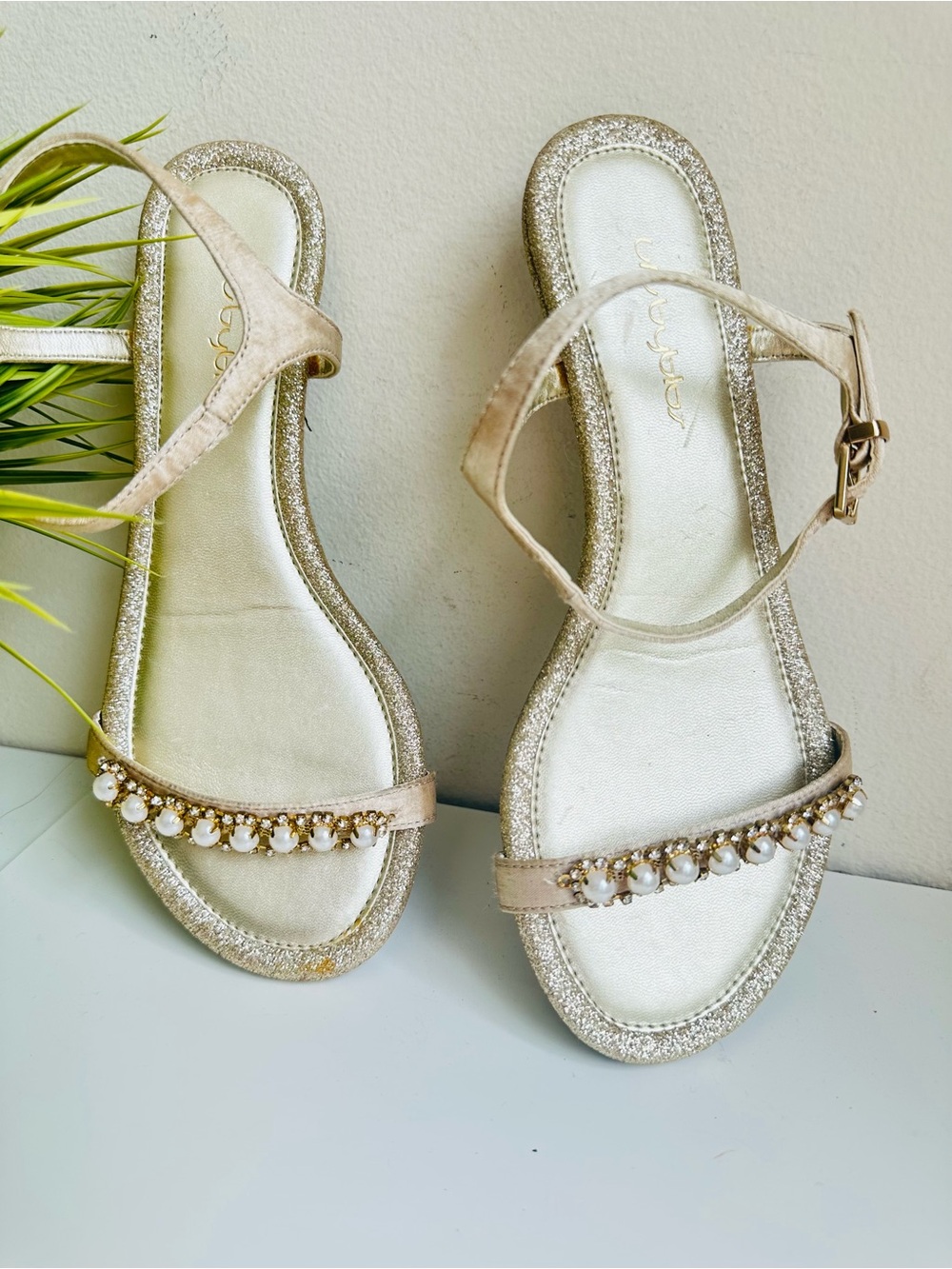 Byblos | Gorgeous pearled Open-Toe glittery Sandals - Champagne and Gol